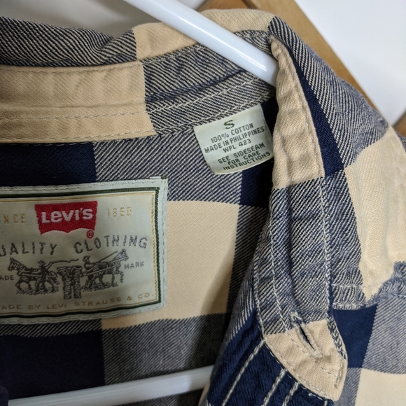Levi's button down - Picture 4 of 5